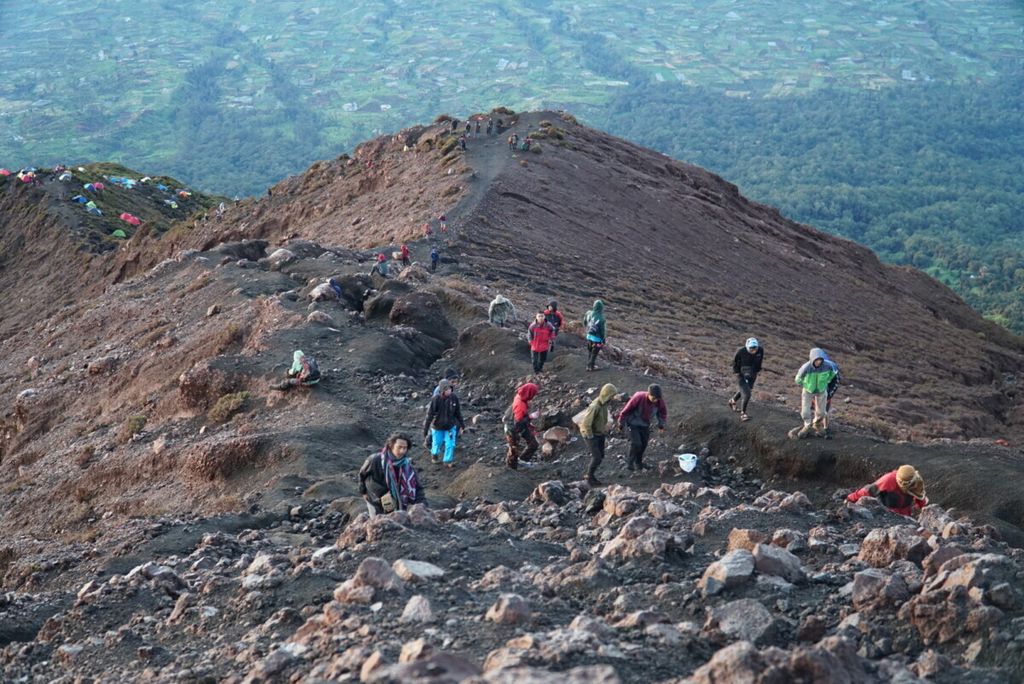 Para pendaki menuju puncak Gunung Kerinci untuk berburu matahari terbit dan menikmati pemandangan alam di Kabupaten Kerinci, Jambi, pada 1 Januari 2020.