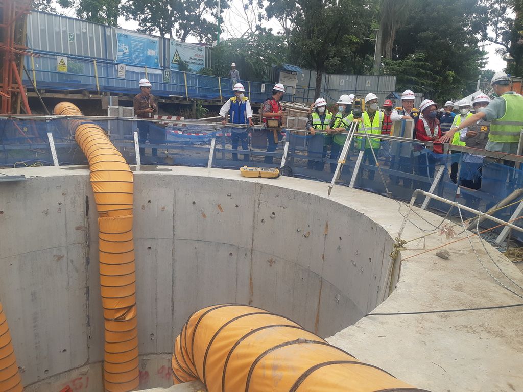 Pembangunan jaringan instalasi pengolahan air limbah (IPAL) di kawasan Monumen Perjuangan Rakyat Palembang yang sudah mencapai 68 persen, Kamis (23/6/2022). Jaringan IPAL ditargetkan beroperasi pada awal 2023.
