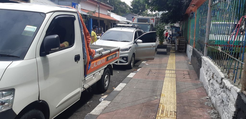 Kendaraan diparkir di bahu Jalan Palmerah Utara, Jakarta Pusat, Selasa (15/11/2022). Sesuai aturan lalu lintas, ini melanggar dan bisa dikenai denda.