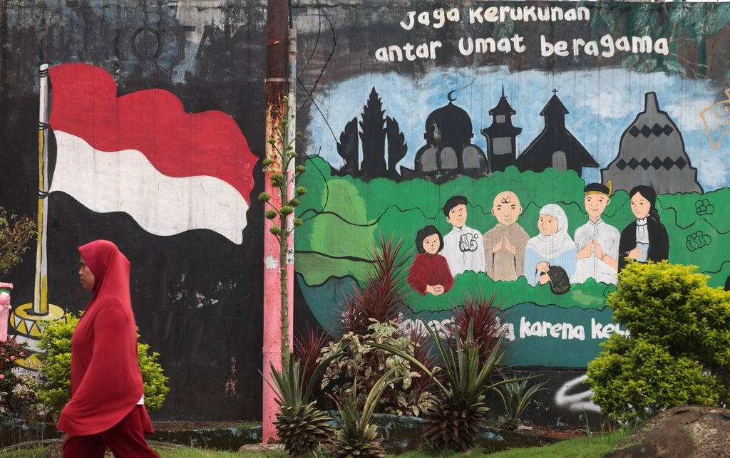 Semangat pluralisme terus dikampanyekan masyarakat melalui berbagai cara, salah satunya dengan mural, seperti terlihat di kawasan Beji, Depok, Jawa Barat, Minggu (25/12/2022). 