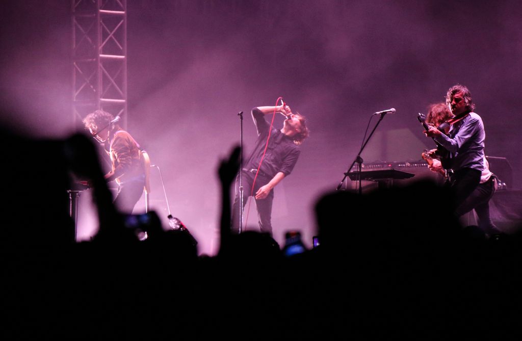 Aksi pangggung Phoenix di panggung utama festival musik Joyland 2023 di Peninsula Island, Nusa Dua, Bali, Minggu (19/3/2023) malam. Band asal Perancis ini menutup perhelatan festival musik Joyland 2023 Bali dengan membawakan katalog lagu-lagu hits mereka.