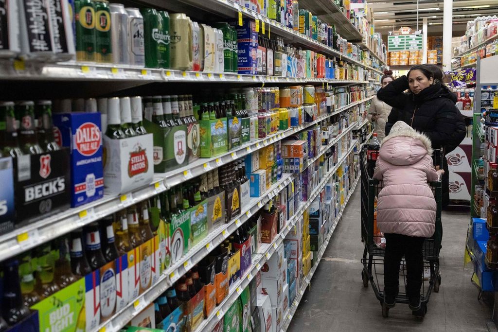 Satu keluarga berbelanja di sebuah supermarket di kota New York, Amerika Serikat, 14 Desember 2022. Inflasi di Amerika Serikat melandai dalam beberapa bulan terakhir. Namun, dibutuhkan penurunan harga lebih lanjut untuk bisa menunjukkan bahwa tren itu akan berlangsung dalam jangka panjang. 