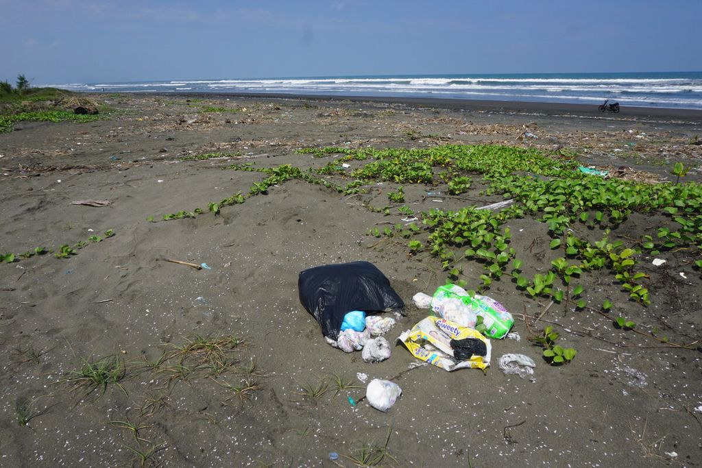 Sampah ditemukan di Pantai Wagir Indah, Adipala, Cilacap, Jawa Tengah, Senin (30/5/2022). Di pantai ini ditemukan bangkai penyu yang mati diduga akibat memakan sampah plastik.