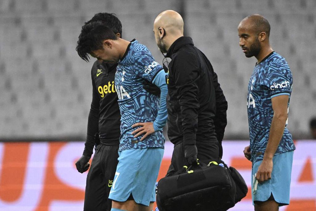 Penyerang Tottenham Hotspur Son Heung-min meninggalkan lapangan setelah mengalami cedera di kepala dalam pertandingan Grup D Liga Champions Eropa antara Marseille dan Tottenham Hotspur di Stadion Velodrome, Marseille, Perancis, Rabu (2/11/2022). Tottenham Hotspur menang 2-1. 