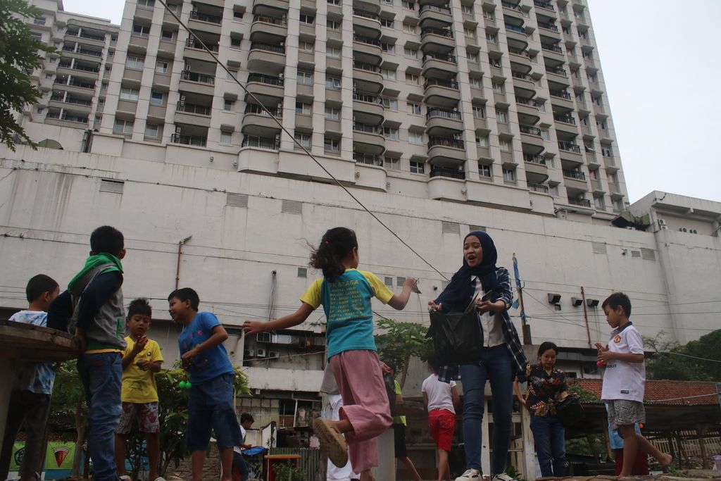 Sejumlah anak mengumpulkan sampah di lapangan Gang Apandi, RW 008 Kelurahan Braga, Kecamatan Sumur Bandung, Kota Bandung, Jawa Barat, Sabtu (4/2/2023). Mereka bermain dan belajar pada akhir pekan bersama para sukarelawan dari sejumlah komunitas.