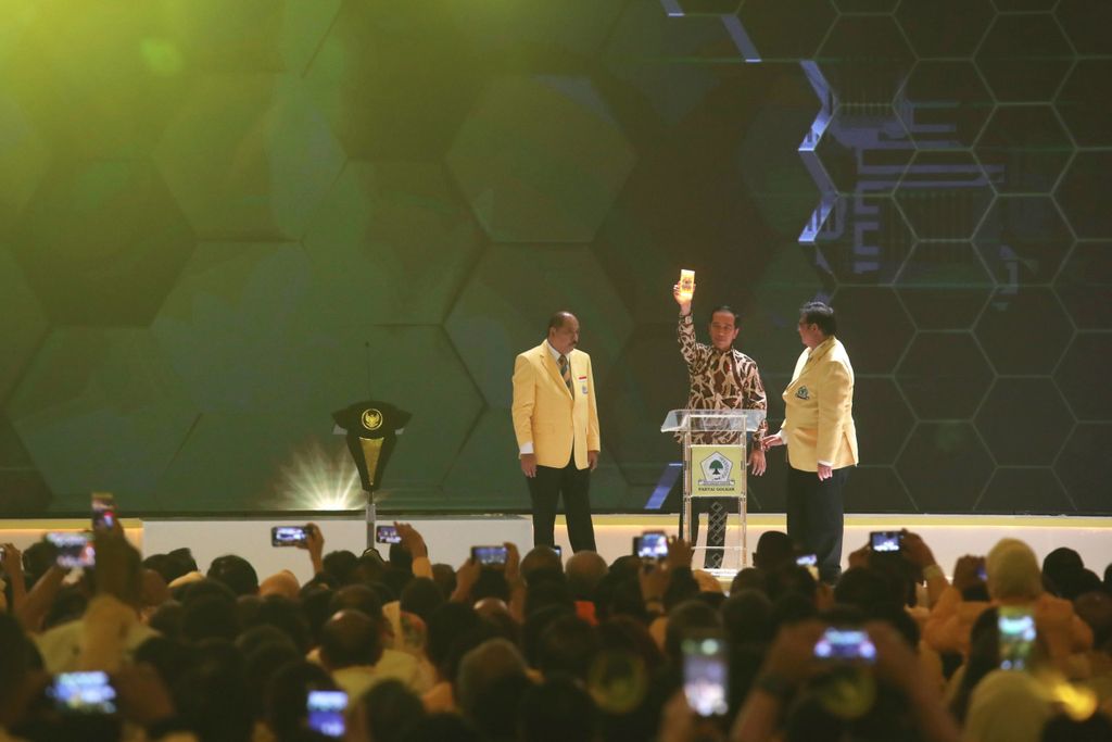 Presiden Joko Widodo didampingi Ketua Umum Partai Golkar Airlangga Hartato (kanan) dan Ketua Panitia Musyawarah Nasional X Partai Golkar Melchias Markus Mekeng (kiri) membuka Munas X Partai Golkar di Jakarta, Selasa (3/12/2019).