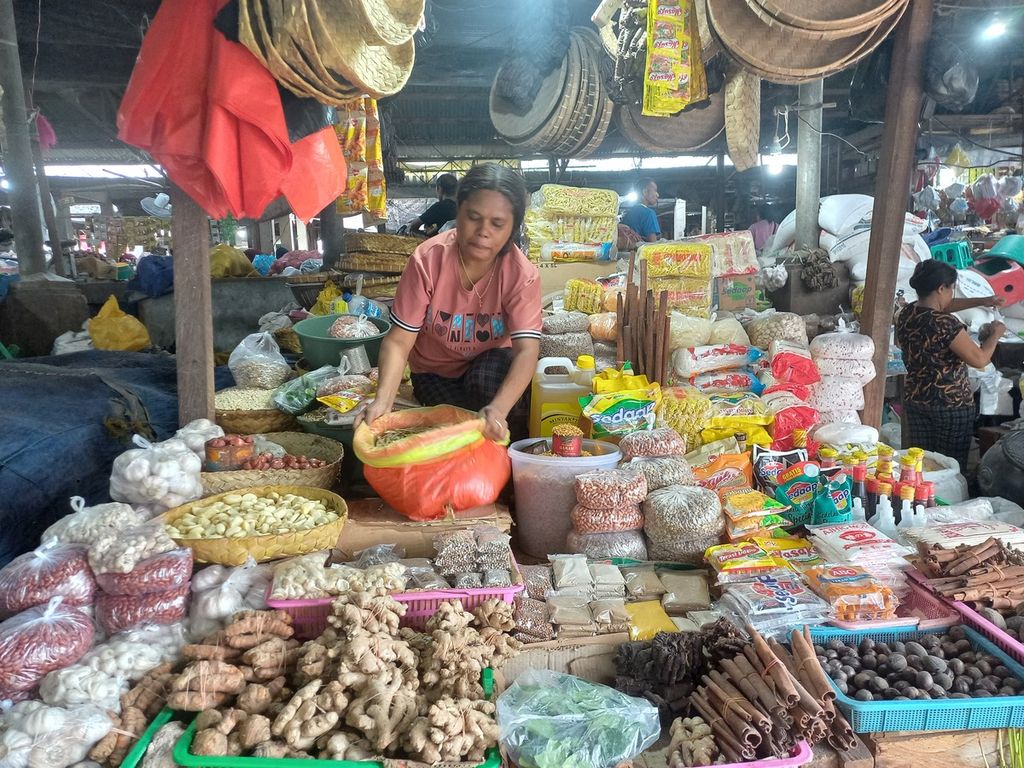 Nensy, pedagang bumbu dapur di Pasar Naikoten, Kota Kupang, NTT, Rabu (15/2/2023). 
