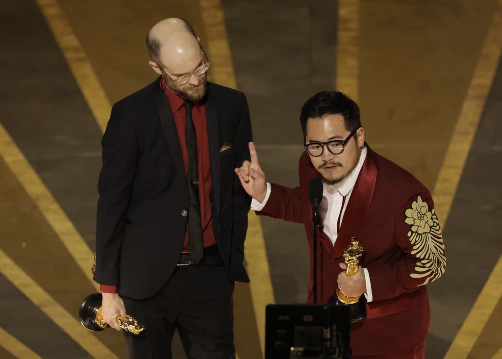 Daniel Scheinert (kiri) dan Daniel Kwan (kanan) saat menerima penghargaan Skenario Asli Terbaik untuk film <i>Everything Everywhere All at Once</i> pada malam penganugerahan 95 Annual Academy Awards di Dolby Theatre, Hollywood, California, Amerika Serikat, Minggu (12/3/2023) waktu setempat. 