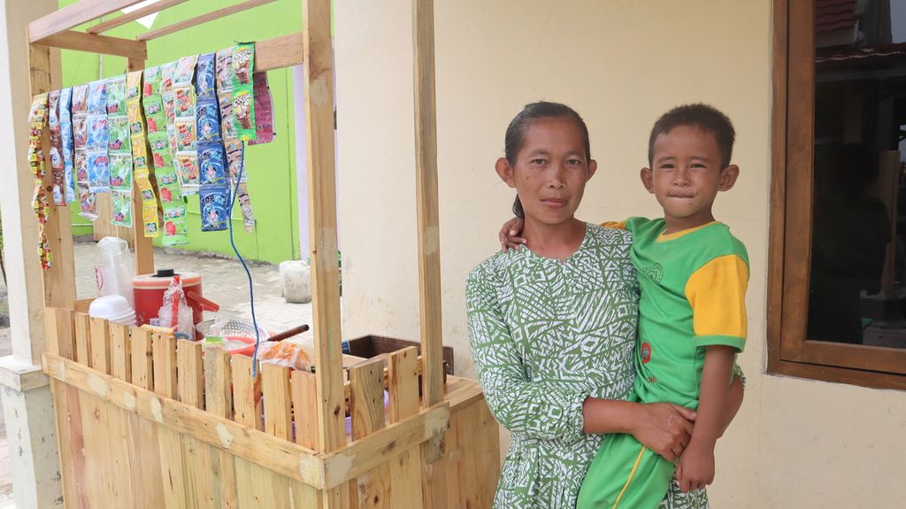 Ilustrasi - Keluarga yang mendapat bantuan gerobak untuk berjualan sebagai bagian penataan kawasan pesisir di Kampung Pelelangan, Desa Ketapang, Kecamatan Mauk, Kabupaten Tangerang, Banten, Kamis (20/10/2022).