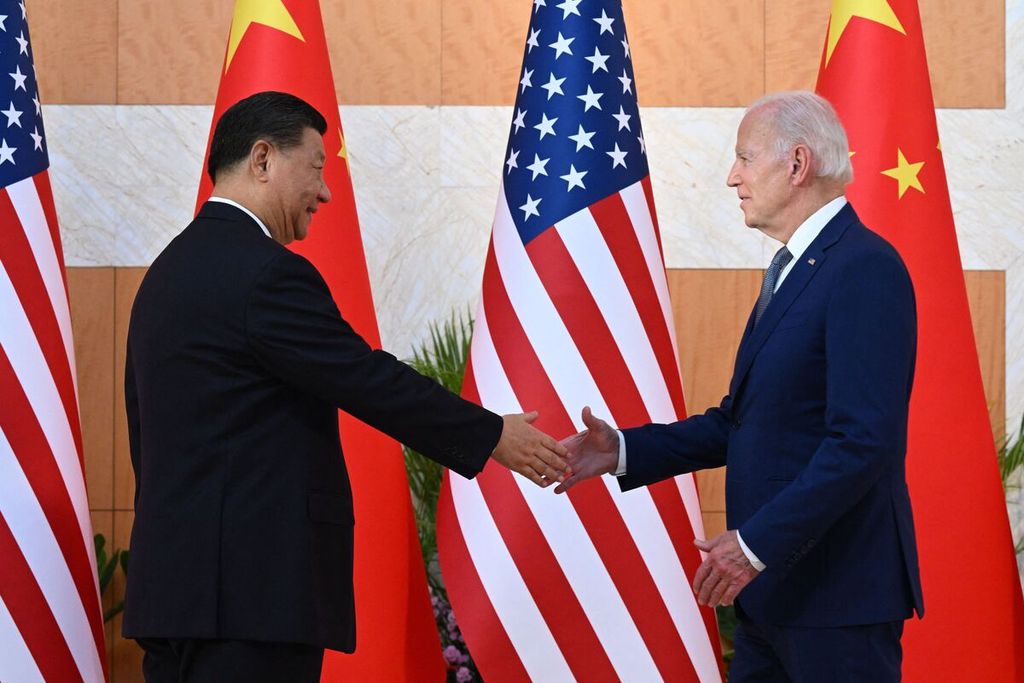 Presiden AS Joe Biden (kanan) dan Presiden China Xi Jinping berjabat tangan saat keduanya bertemu di sela KTT G20 di Nusa Dua, Bali, Senin (14/11/2022). 