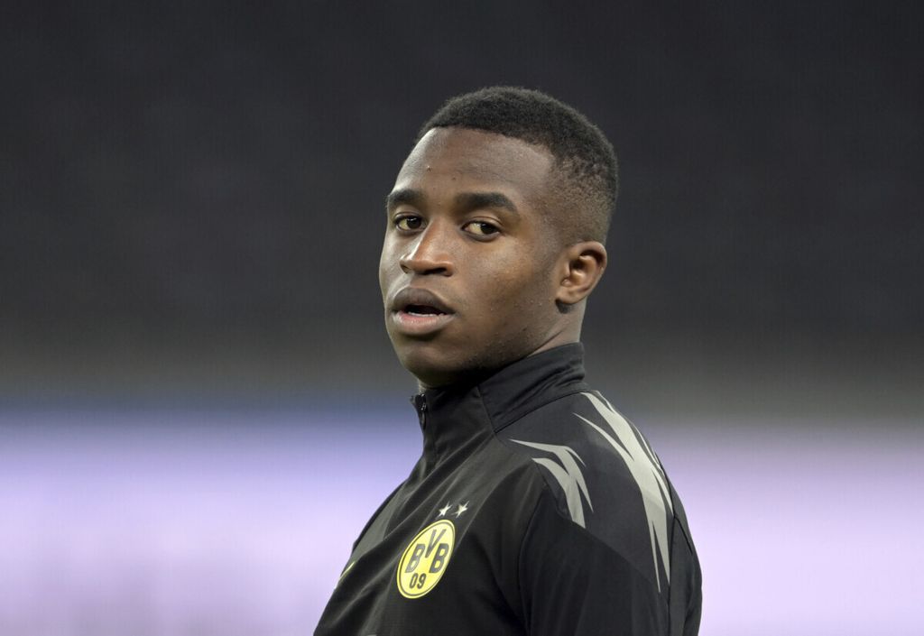 Penyerang muda Borussia Dortmund, Youssoufa Moukoko, berpose beberapa waktu lalu. Pemain 18 tahun itu dipanggil memperkuat tim nasional Jerman untuk Piala Dunia Qatar 2022.
