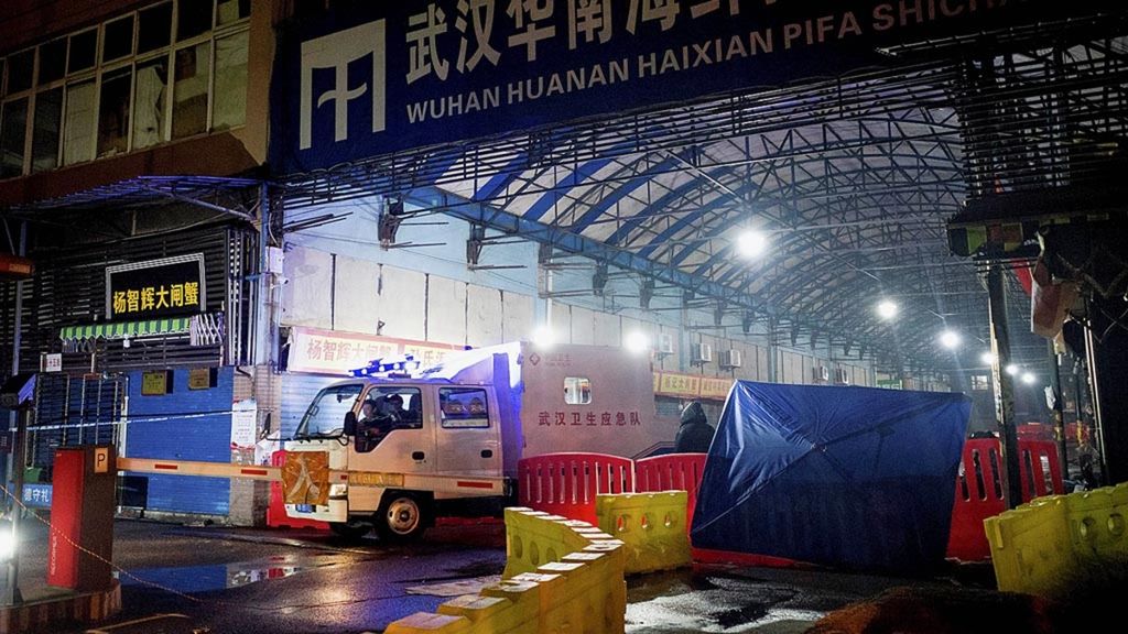 Kendaraan Tim Tanggap Darurat Kesehatan Wuhan, China, keluar dari Pasar Grosir Makanan Hasil Laut Huanan, yang kini telah ditutup, di kota Wuhan, Provinsi Hubei, China, Sabtu (11/1/2020).