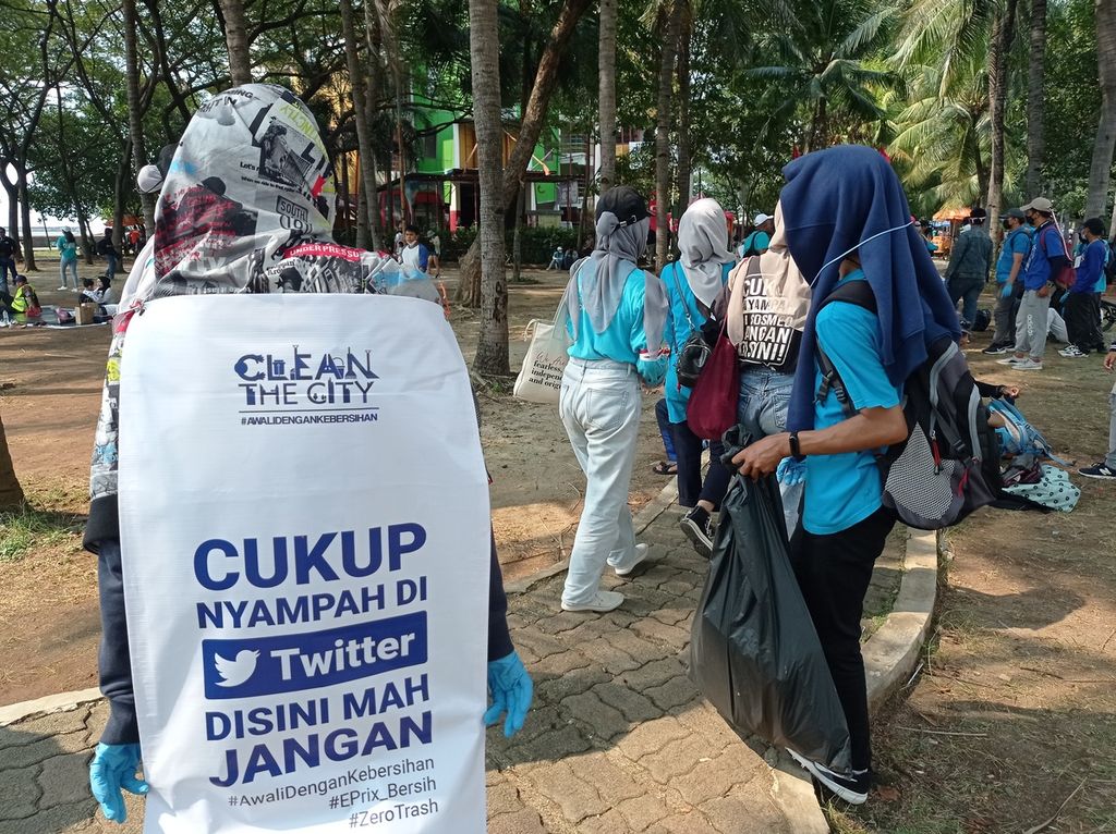 Sukarelawan dari Clean the City membersihkan sampah sekaligus mengedukasi warga di kawasan Ancol Taman Impian, Jakarta Utara, saat perhelatan balapan Formula E Jakarta 2022, Sabtu (4/6/2022).