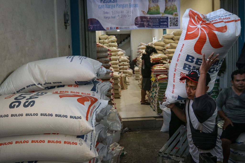 Seorang pekerja mengangkut beras di salah satu toko beras di kawasan Kebayoran Lama, Jakarta Selatan, Kamis (16/3/2023). 