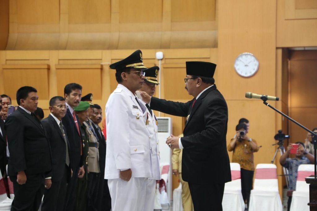 Bupati dan Wakil Bupati Tulungagung terpilih Syahri Mulyo-Maryoto Birowo dilantik oleh Gubernur Jawa Timur Soekarwo di kantor Kementerian Dalam Negeri, Jakarta, Selasa (25/9/2018).