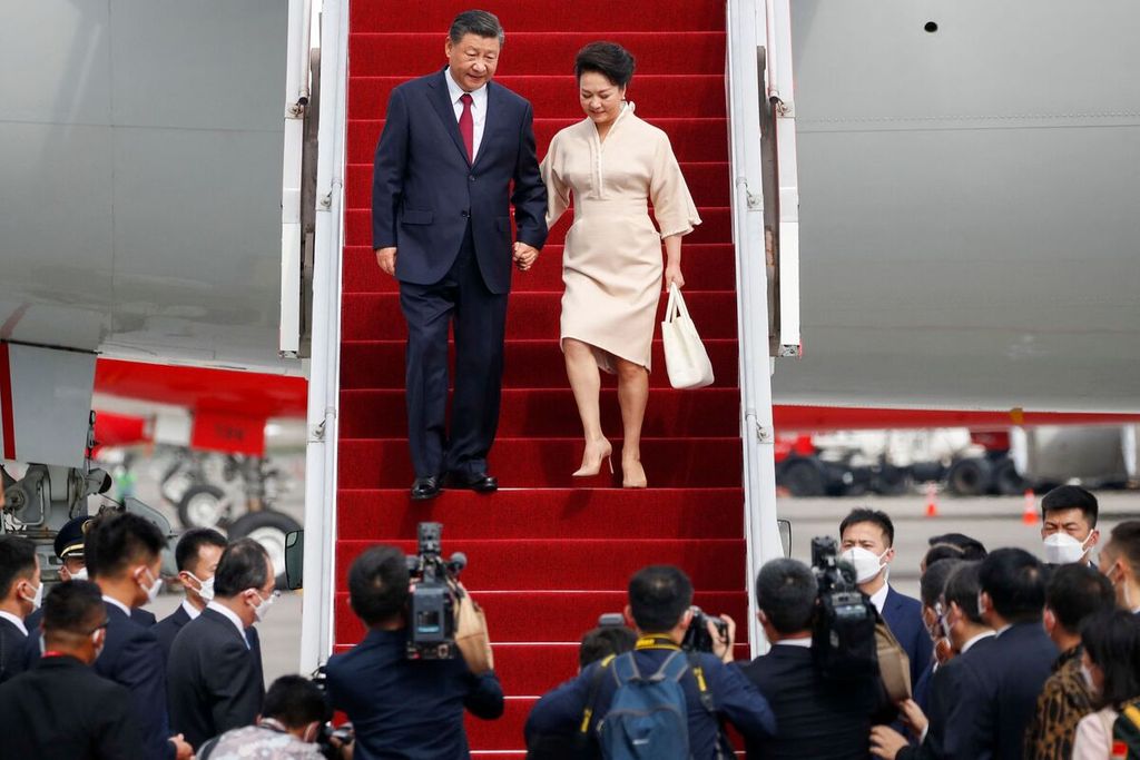 Presiden China Xi Jinping dan istrinya, Peng Liyuan, turun dari pesawat di Bandar Udara Internasional Ngurah Rai, Bali, Senin (14/11/2022), untuk menghadiri KTT G20. 
