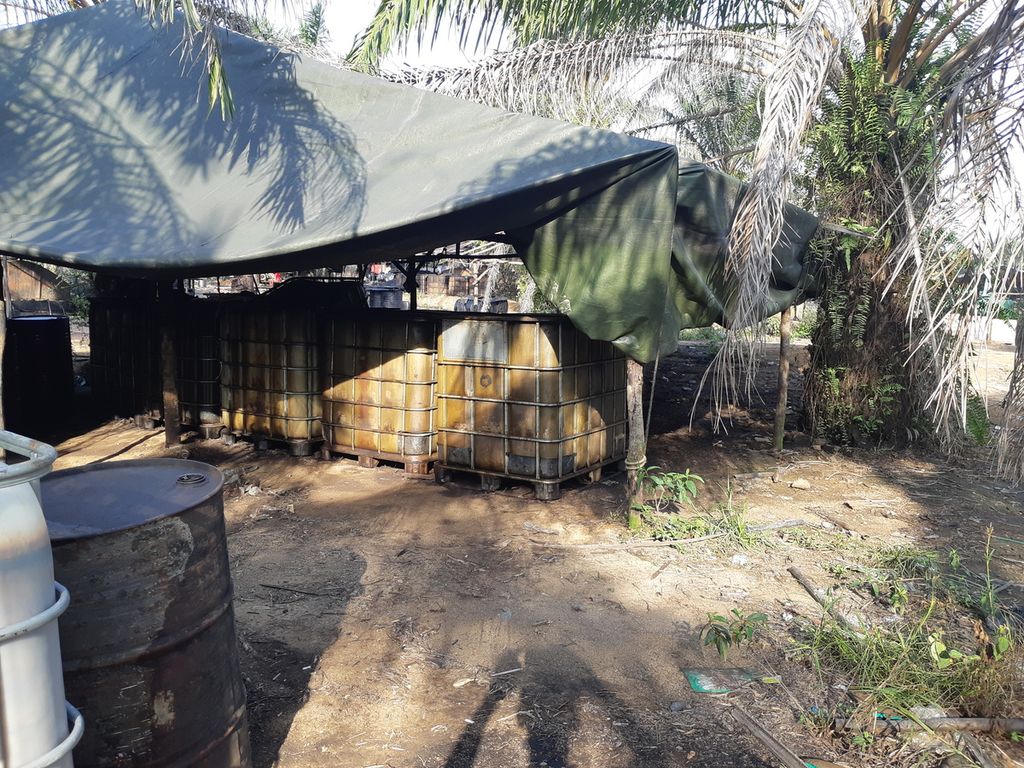 Tempat penyulingan minyak ilegal di Desa Keban I, Kecamatan Sanga Desa, Kabupaten Musi Banyuasin, Sumatera Selatan, Kamis (14/10/2021).