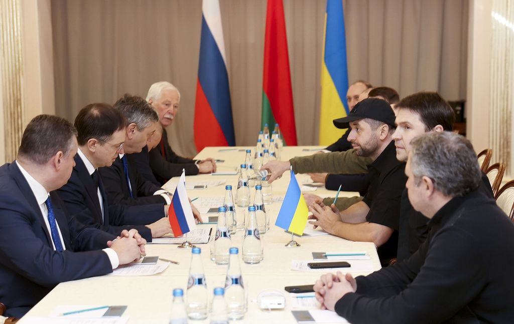 Delegasi Rusia (kiri) dan Ukraina (kanan) memulai perundingan di Gomel, Belarus, Senin (28/2/2022). Perundingan pertama ini belum menemukan kesepakatan berarti.