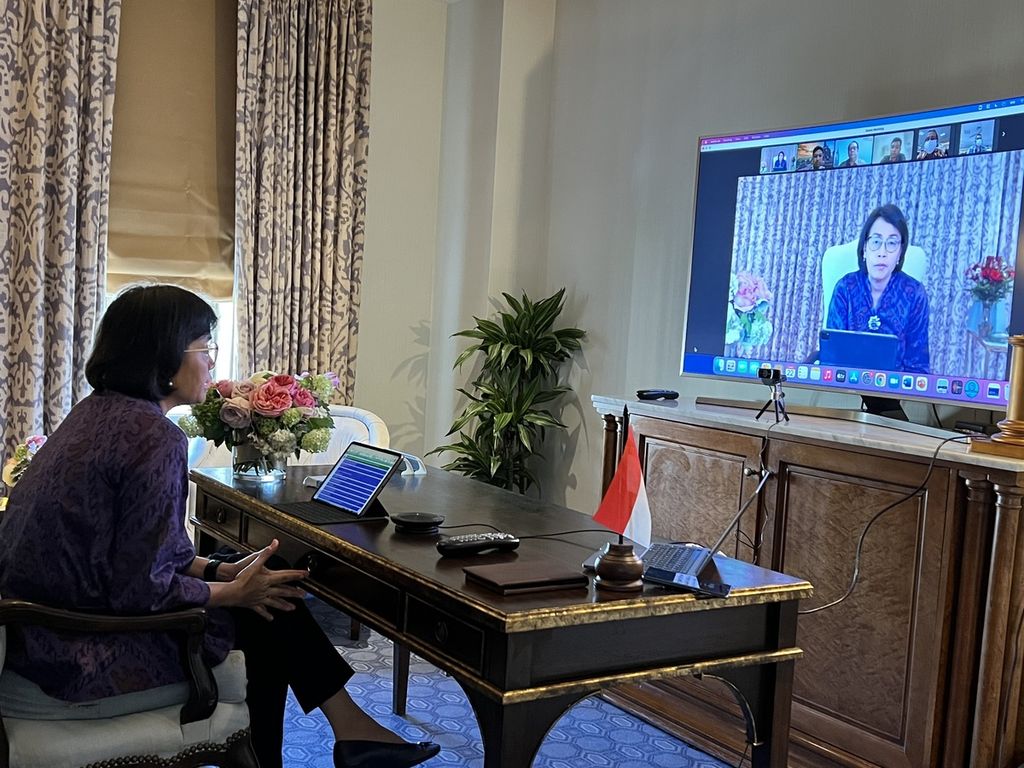 Menteri Keuangan Sri Mulyani Indrawati memberikan wawancara khusus kepada Harian Kompas melalui konferensi video dari Washington DC, Amerika Serikat, Jumat (22/4/2022).