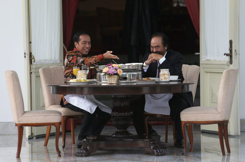 Presiden Joko Widodo dan Ketua Umum Partai Nasional Demokrat Surya Paloh saat menikmati makan pagi bersama di Beranda Belakang Istana Merdeka, Jakarta, Selasa (22/11/2016). Hari itu presiden melanjutkan konsolidasi politiknya dengan bertemu dengan sejumlah pimpinan partai politik di Indonesia.