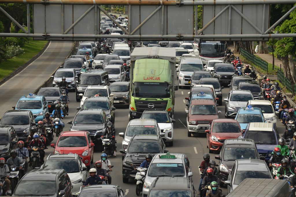 Kemacetan kendaraan terjadi di Jalan Mayjen Sutoyo, Jakarta Timur, saat jam berangkat kerja, Senin (9/1/2023).  Kendaraan yang ada di DKI Jakarta tercatat ada sekitar 21 juta kendaraan, yang didominasi sepeda motor dengan jumlah sekitar 17 juta kendaraan. Banyaknya kendaraan tersebut membuat jalanan Ibu Kota semakin macet. 