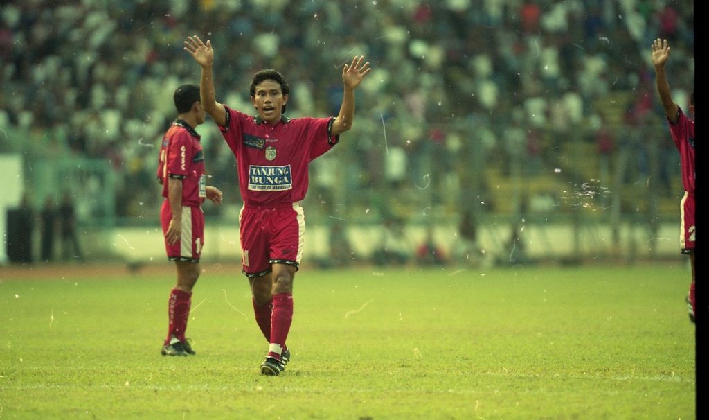 Bima Sakti, gelandang PSM Makassar, mencoba menenangkan suporter di tribune ketika terjadi kericuhan di tengah laga final Liga Bank Mandiri 1999-2000 antara PSM kontra Pupuk Kaltim Bontang di Stadion Gelora Bung Karno, Jakarta, 23 Juli 2000.