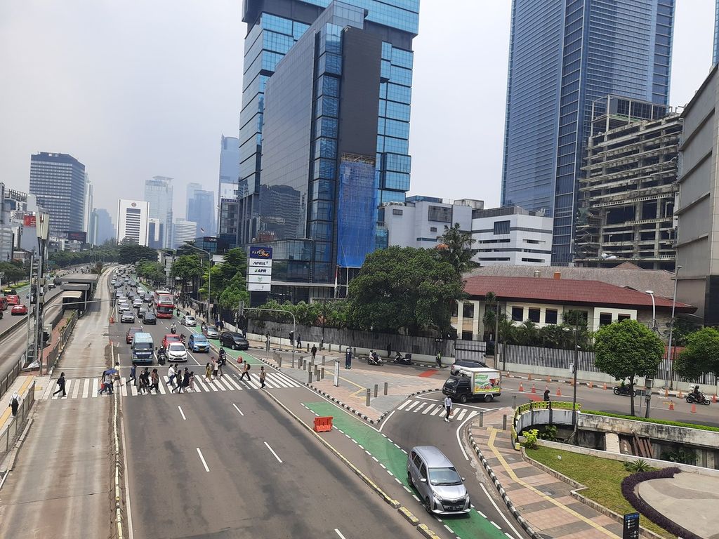 Kepadatan lalu lintas di Jalan Jenderal Sudirman, Jakarta, Jumat (24/3/2023) pukul 11.30. Volume kendaraan mulai meningkat dibanding sehari sebelumnya, tetapi masih tergolong rendah jika dibandingkan dengan hari kerja sebelum puasa.