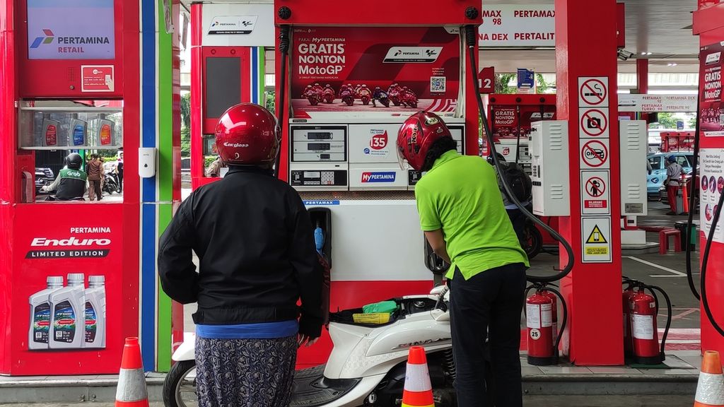 Pelanggan mengisi bahan bakar minyak di SPBU Pertamina di Tebet Barat, Jakarta Selatan, Selasa (3/1/2023). Pada Selasa pukul 14.00, harga sejumlah BBM nonsubsidi, termasuk pertamax, akan turun.