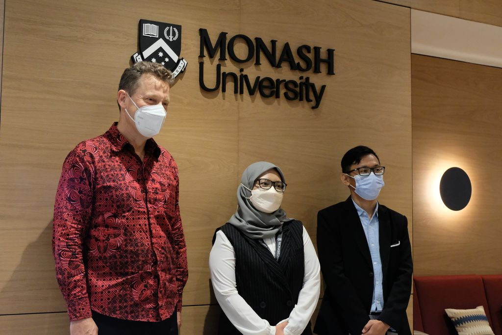Rektor Monash University Indonesia Andrew MacIntyre (kiri) bersama para dosen, antara lain, Ika Idris (tengah) dan M Risqi Utama Saputra (kanan), di Monash University Indonesia, Tangerang Selatan, Senin (20/1/2022).