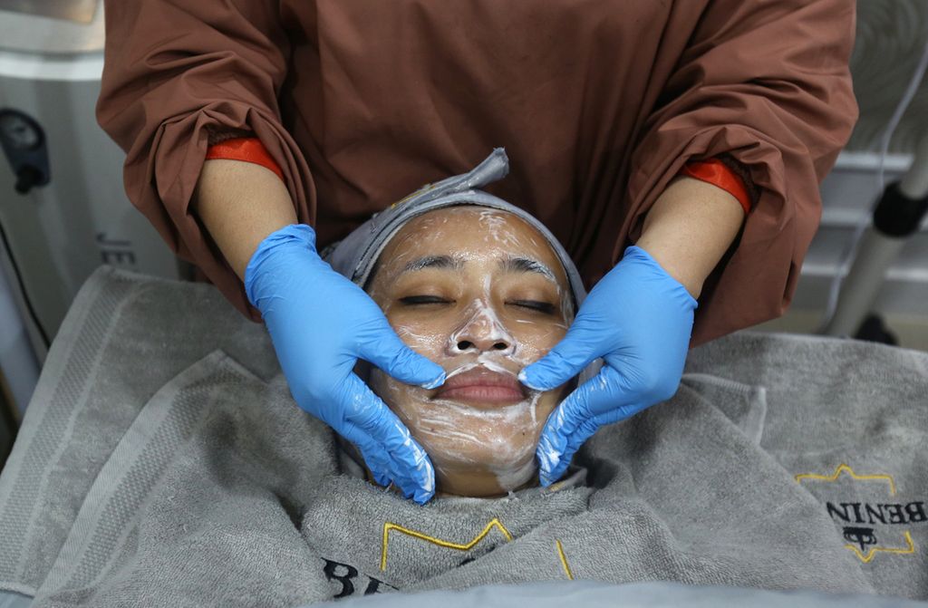 Perawatan wajah klien di sebuah klinik kecantikan kulit di daerah Jakarta Utara, Kamis (20/1/2022). Belakangan, layanan klinik kecantikan kian diminati terutama kaum perempuan di Tanah Air. 