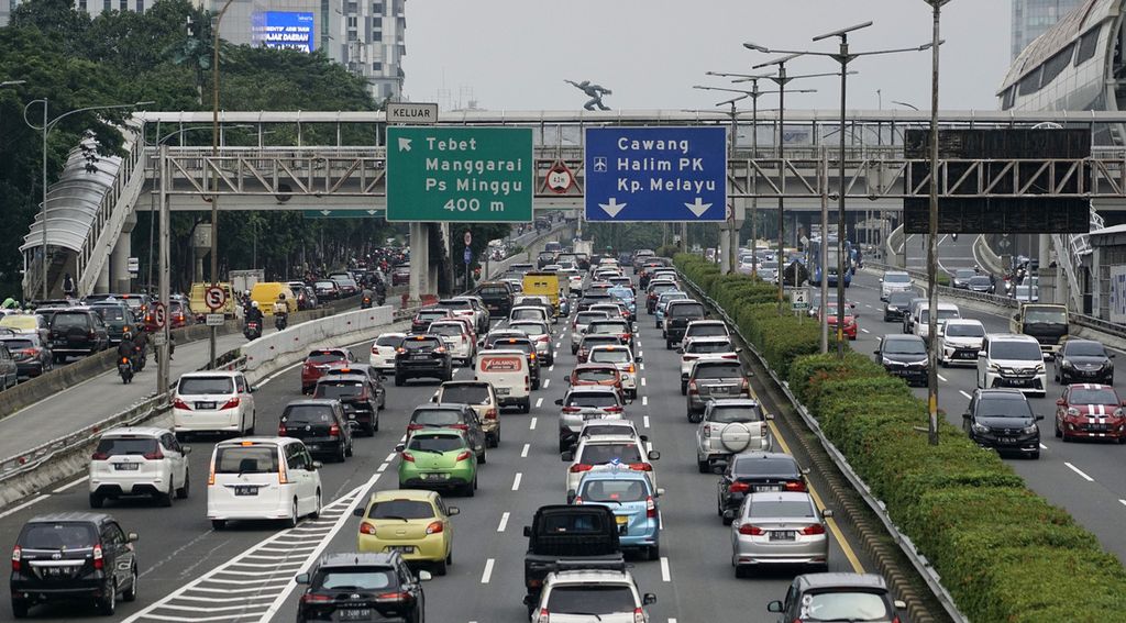 The traffic atmosphere of the Inner City Toll Road around Jalan Gatot Subroto, Jakarta, which is busy at work hours, Thursday (30/12/2021).