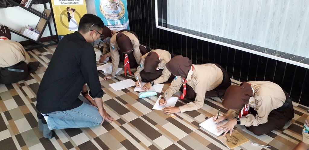 Sejumlah siswa di Kabupaten Malang, Jawa Timur, penyintas Tragedi Kanjuruhan, mendapatkan layanan psikososial dari tim Universitas Muhammadiyah Malang di Sumberpucung.