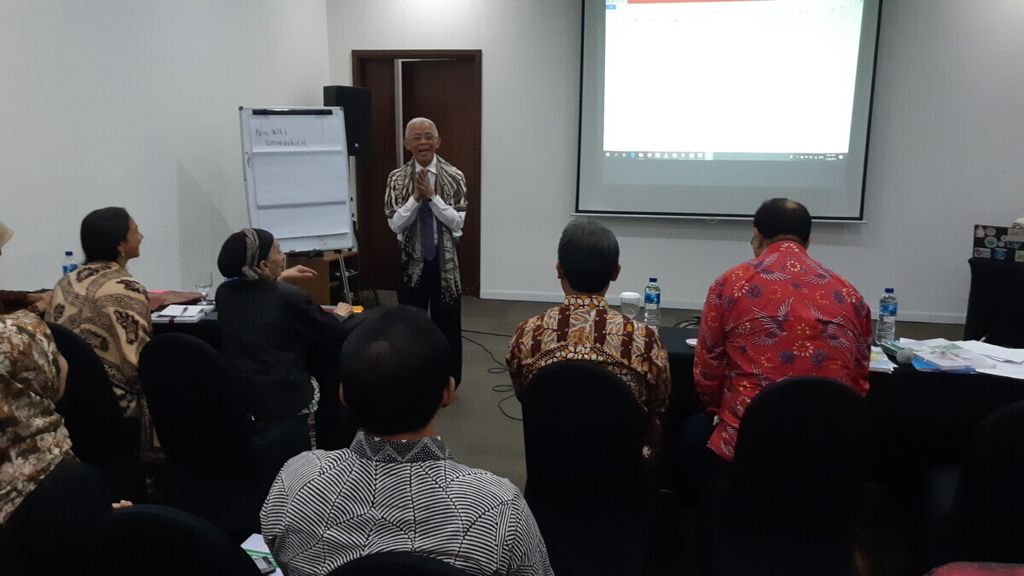 Pakar pendidikan Prof Arief Rachman saat masih menjabat sebagai Ketua Komisi Nasional Indonesia untuk UNESCO memaparkan kepada para guru peserta loka karya "Belajar Hidup Bersama" mengenai cara membangun kesadaran dan praktik bermasyarakat di Negara yang majemuk. Acara diadakan di Jakarta, Senin (29/7/2019).