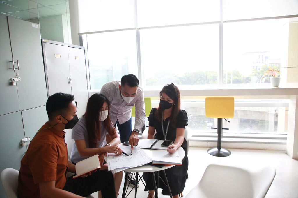 Febri, Caca, Rico, dan Mutiara, (kiri ke kanan) karyawan Lotte Shopping Avenue, Jakarta, tengah membahas pekerjaan, Kamis (11/8/2022).