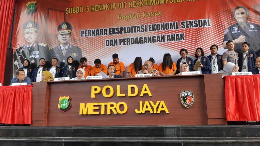 Kepala Bidang Humas Kepolisian Daerah Metro Jaya Komisaris Besar Yusri Yunus (tengah) memimpin konferensi pers di markas polda, Jakarta Selatan, Selasa (21/1/2020), tentang pengungkapan sindikat perdagangan anak untuk prostitusi di salah satu kafe di Kampung Rawabebek, Penjaringan, Jakarta Utara.