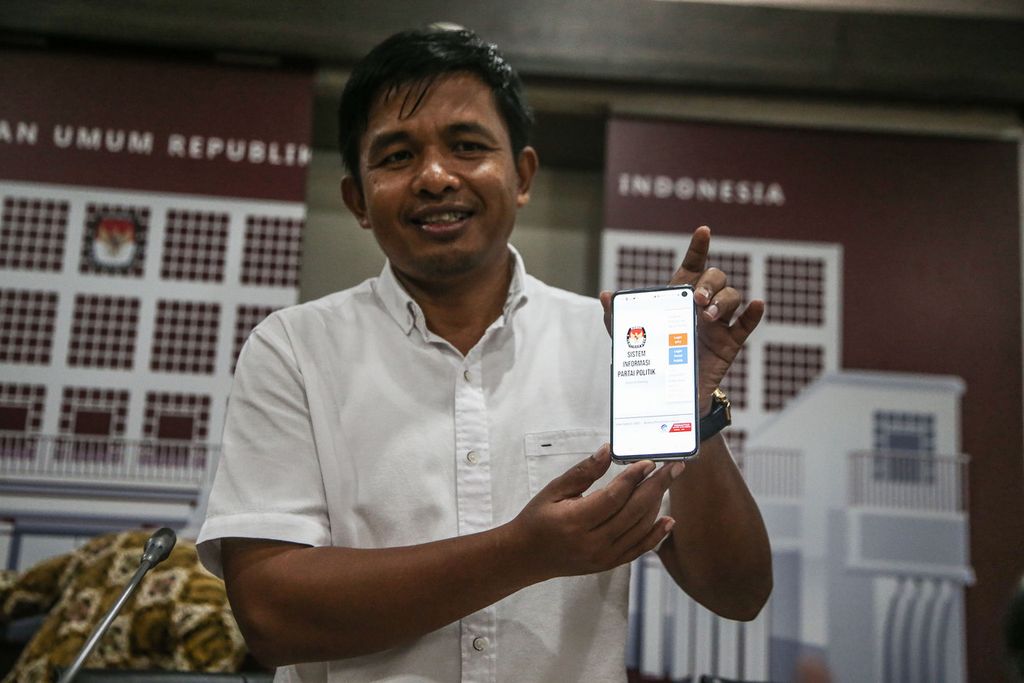 Anggota KPU, Idham Holik, menunjukkan Sistem Informasi Partai Politik (Sipol) Pemilu 2024 yang baru saja diluncurkan di Gedung KPU, Jakarta, Jumat (24/6/2022). 