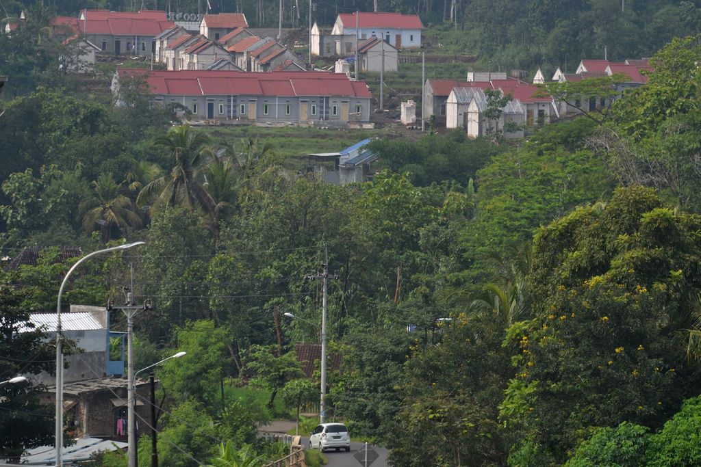 Pembangunan perumahan subsidi terus berlangsung di kawasan tepi Jalan Tol Trans-Jawa di Desa Mojosongo, Kecamatan Mojosongo, Boyolali, Jawa Tengah, Sabtu (1/2/2020). Kemudahan akses menuju jalan tol menjadi salah satu iming-iming andalan bagi pengembang perumahan untuk menggaet konsumen. 