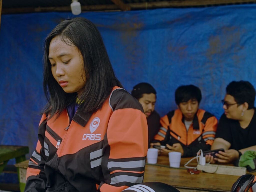 Cuplikan adegan dalam film <i>Ride to Nowhere</i> (2022) garapan Khozy Rizal dari Indonesia. Film ini tayang dalam Minikino Film Week 8 (MFW8) yang berlangsung di Bali selama 2-10 September 2022.
