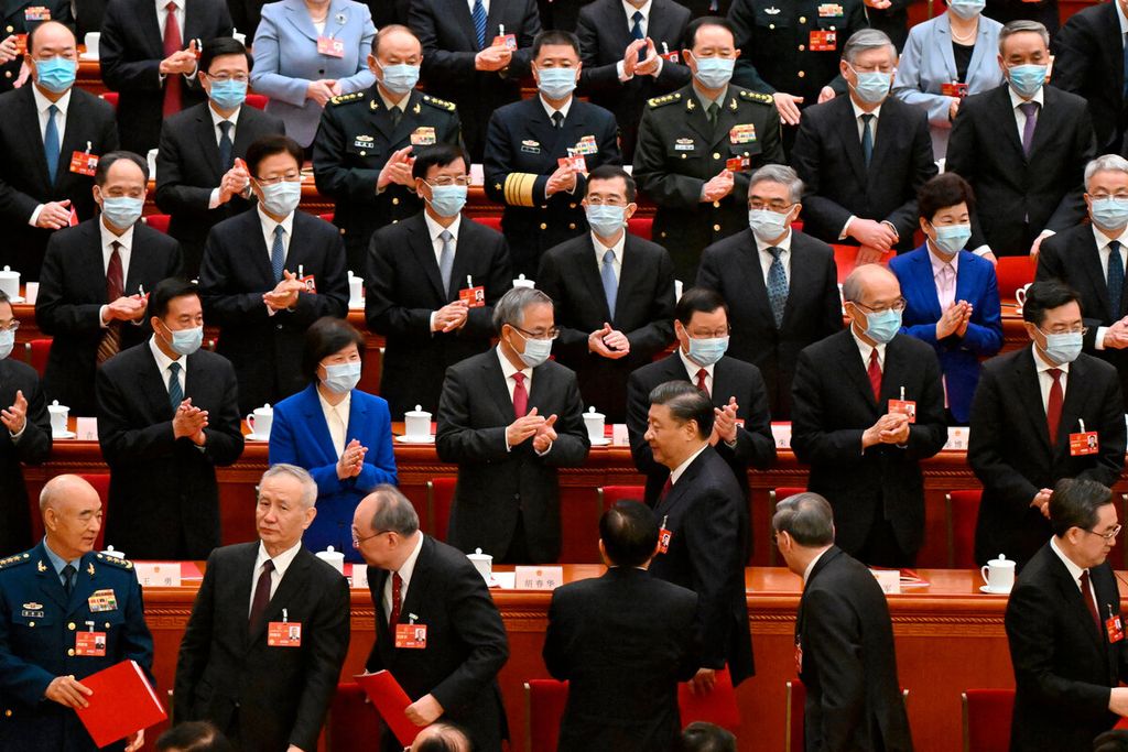  Presiden China Xi Jinping saat meninggalkan ruangan setelah secara resmi menutup Kongres Rakyat Nasional (NPC) di Aula Besar Rakyat, Beijing, Senin (13/3/2023). Xi Jinping kembali terpilih dan menjabat presiden tiga periode hingga lima tahun ke depan. 