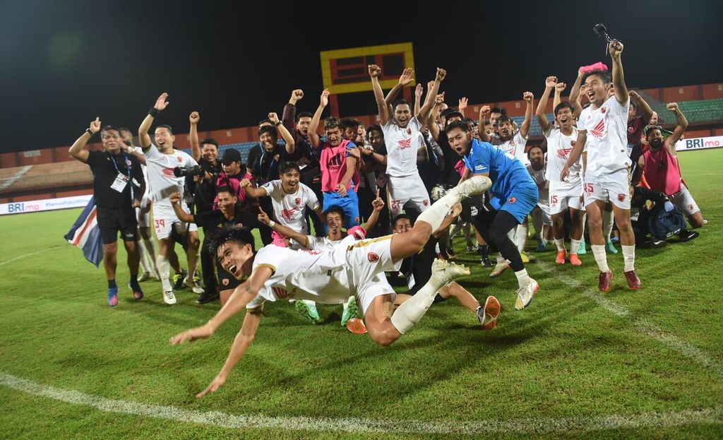 Para pemain, pelatih, dan ofisial tim PSM Makassar merayakan keberhasilannya memenangkan pertandingan Liga I BRI 2022-2023 di Gelora Madura Ratu Pamelingan, Pamekasan, Jawa Timur, Sabtu (31/3/2023).  Kesuksesan PSM diraih lewat kemenangan atas tuan rumah Madura United, pada laga pekan ke-32. 
