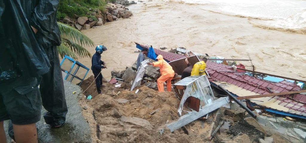 Banjir di Kecamatan Samadua, Kabupaten Aceh Selatan, Provinsi Aceh, Kamis (1/9/2022), menggenangi badan jalan. Sejumlah daerah di Aceh banjir setelah diguyur hujan dalam intensitas tinggi. 