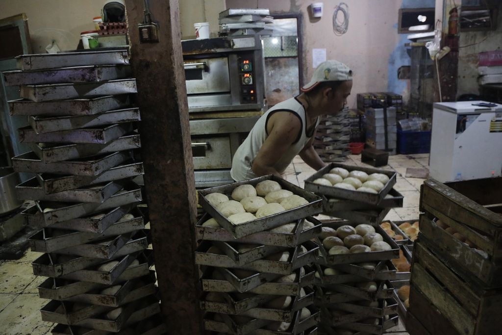 Pekerja memanggang roti di sebuah UMKM pembuatan roti di kawasan Bendungan Hilir, Jakarta Pusat, Selasa (14/3/2023). Menurut data Bank Indonesia, penyaluran kredit perbankan ke sektor UMKM per Desember 2022 sebesar Rp 1.263,8 triliun atau 19,85 persen dari total kredit perbankan sebesar Rp 6.387 triliun.