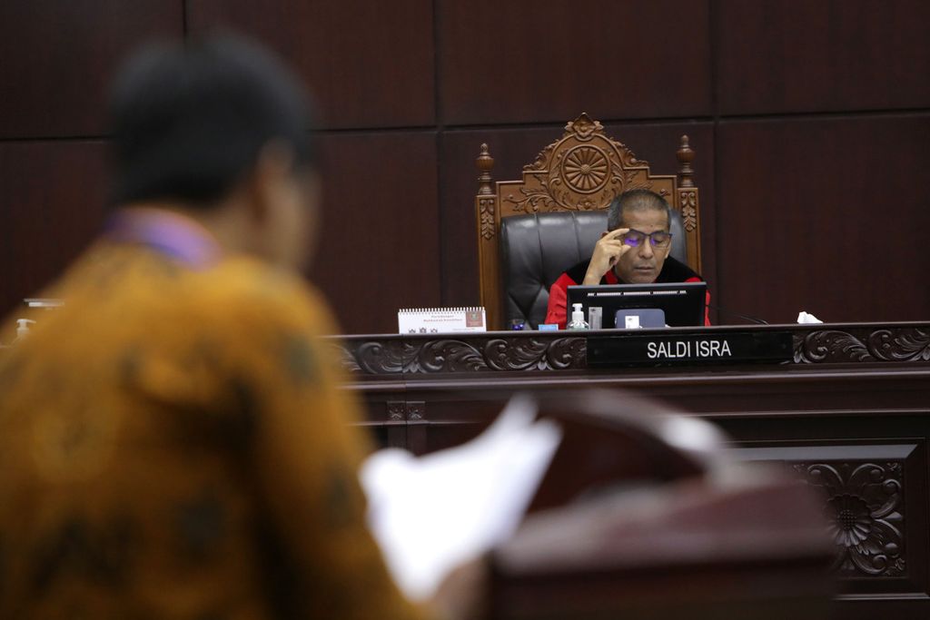 Hakim Konstitusi Saldi Isra menyimak keterangan dari pihak terkait dalam persidangan pengujian materi Kitab Undang-undang Hukum Perdata di Mahkamah Konstitusi, Jakarta, Senin (13/3/2023). 