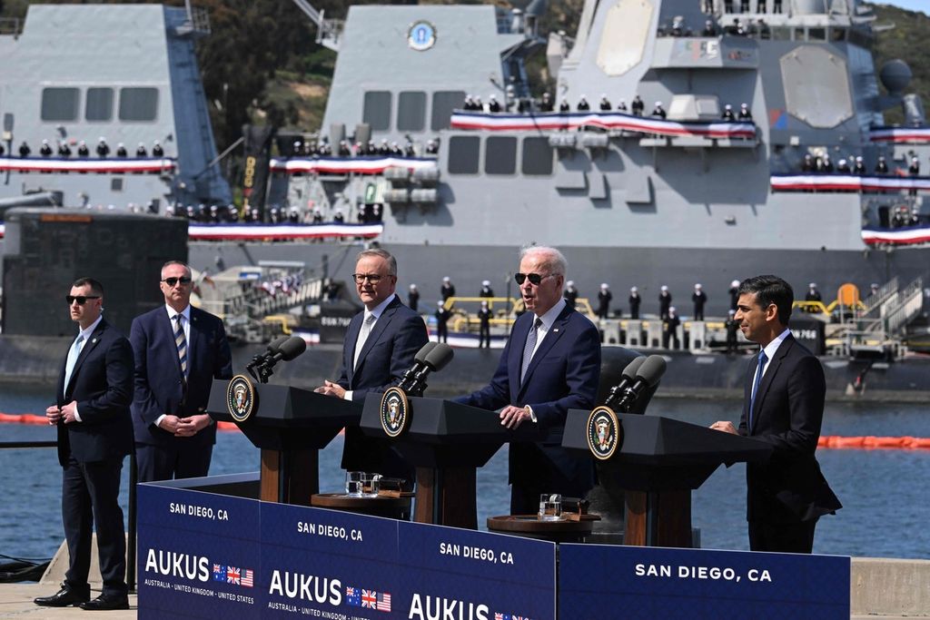 Presiden Amerika Serikat Joe Biden menggelar konferensi pers bersama dengan Perdana Menteri Inggris Rishi Sunak dan Perdana Menteri Australia Anthony Albanese di sela-sela Pertemuan Tingkat Tinggi AUKUS pada 3 Maret 2023 lalu di Pangkalan Angkatan Laut Point Loma, San Diego, California.