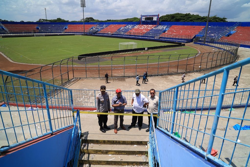 Anggota Komisi Kepolisian Nasional (Kompolnas) Pudji Hartanto (dua kanan), Albertus Wahyurudhanto (kanan), dan Muhammad Dawam (dua dari kiri) mengunjungi Stadion Kanjuruhan di Kepanjeng, Malang, Jawa Timur, Selasa (4/10/2022). 