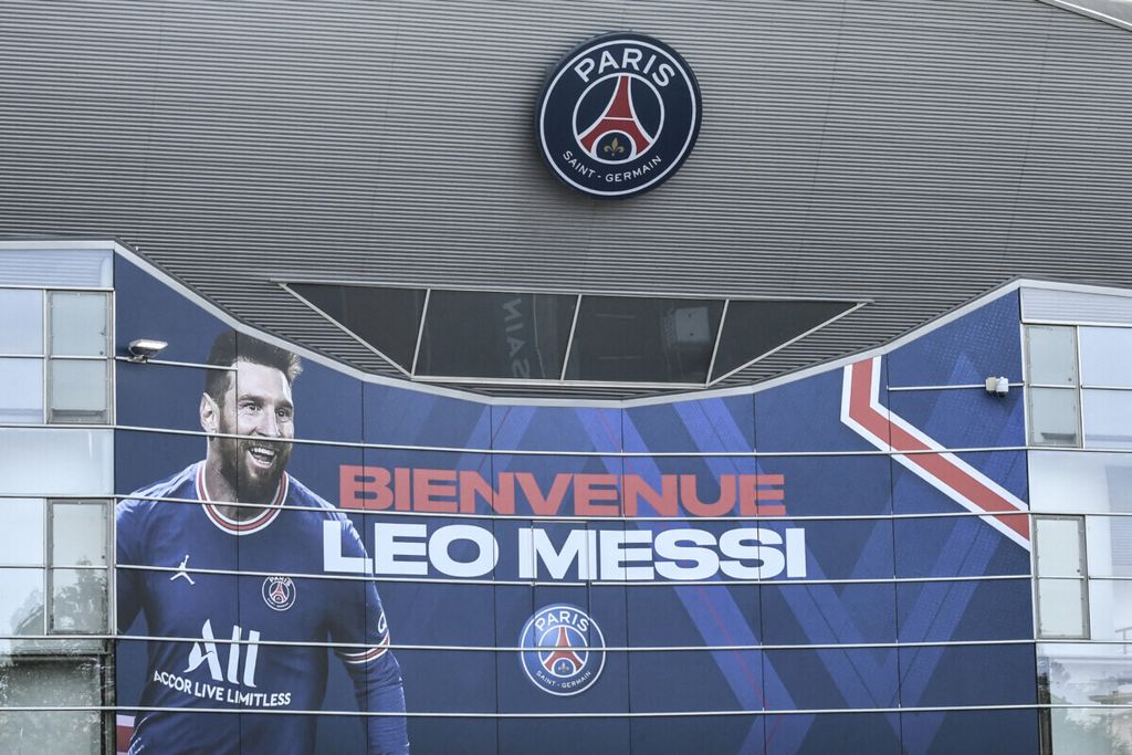 Spanduk berisi ucapan "Selamat Datang Leo Messi" dipasang suporter klub Paris Saint-Germain di  markas PSG di Paris, Perancis (11/8/2021). Fans PSG antusias menyambut Messi yang pindah dari klub FC Barcelona, Spanyol.