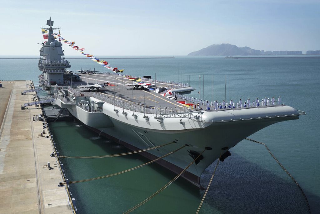 Kapal induk kedua China, Shandong, bersandar di Pelabuhan Sanya pada Desember 2019. Pada Januari 2023, gugus tempur laut Shandong berlatih perang di Laut China Selatan.
