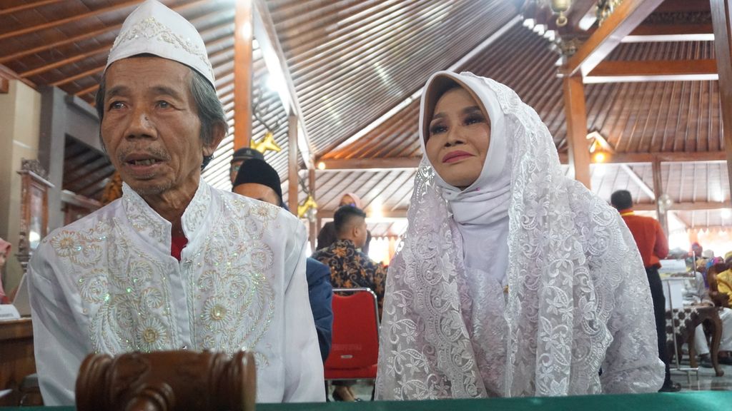 A couple attended a mass wedding which was held in the framework of the 449th anniversary of Banyumas Regency, Central Java, on Friday (28/2/2020).