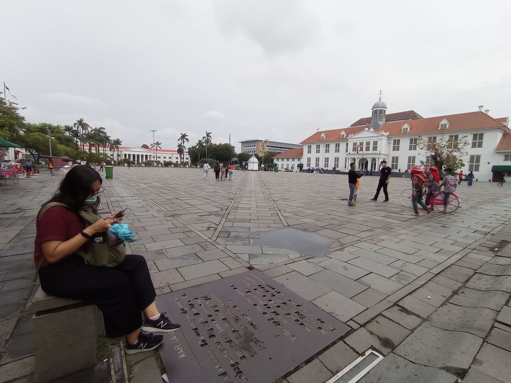 Kota Tua Jakarta setelah hujan deras pada Selasa (18/1/2022). Kawasan wisata ini ramai pengunjung meskipun tak sebanyak pada hari libur.