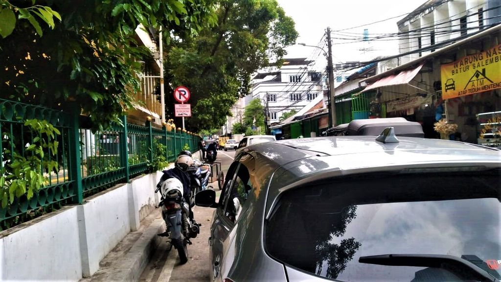 Sejumlah motor dan sebuah mobil terlihat terparkir di badan jalan Stasiun Gondangdia, Jakarta Pusat, Rabu (5/10/2022). Sejumlah kendaraan parkir di bawah rambu dilarang parkir.